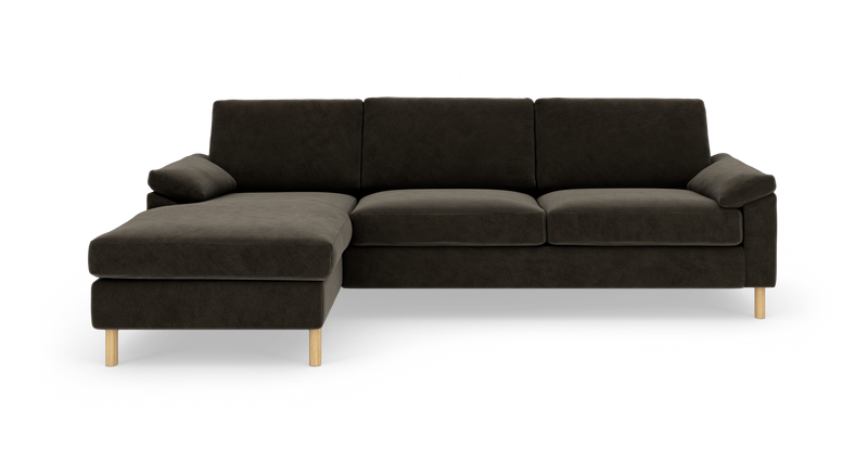 Mørkegrå L-sofa med venstrevendt chaiselong og lyse træben._ps