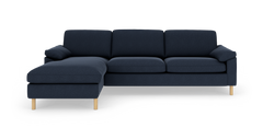 Mørkeblå hjørnesofa med venstrevendt chaiselong og lyse træben, fritstående på hvid baggrund.
