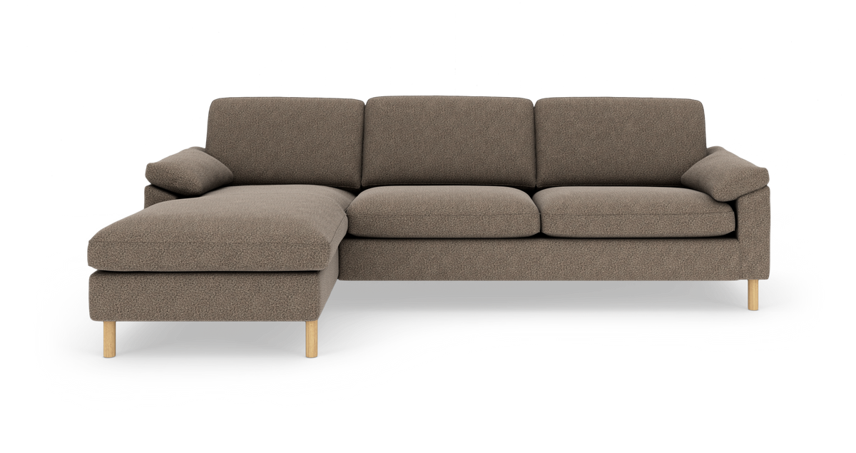 Brun L-formet 3-personers sofa med chaiselong og lyse træben på hvid baggrund.