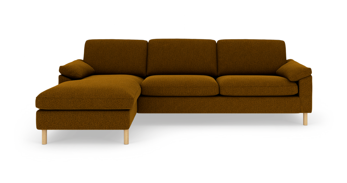 Sofa med venstre chaiselong i brun bouclé, rene linjer og lyse træben, frontvisning i studie.