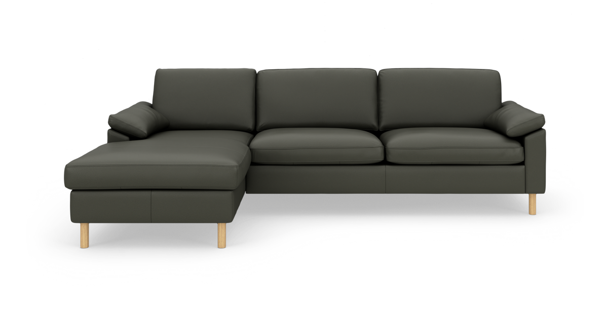 Mørk olivengrøn hjørnesofa med venstre chaiselong og træben, frilagt på hvid baggrund.