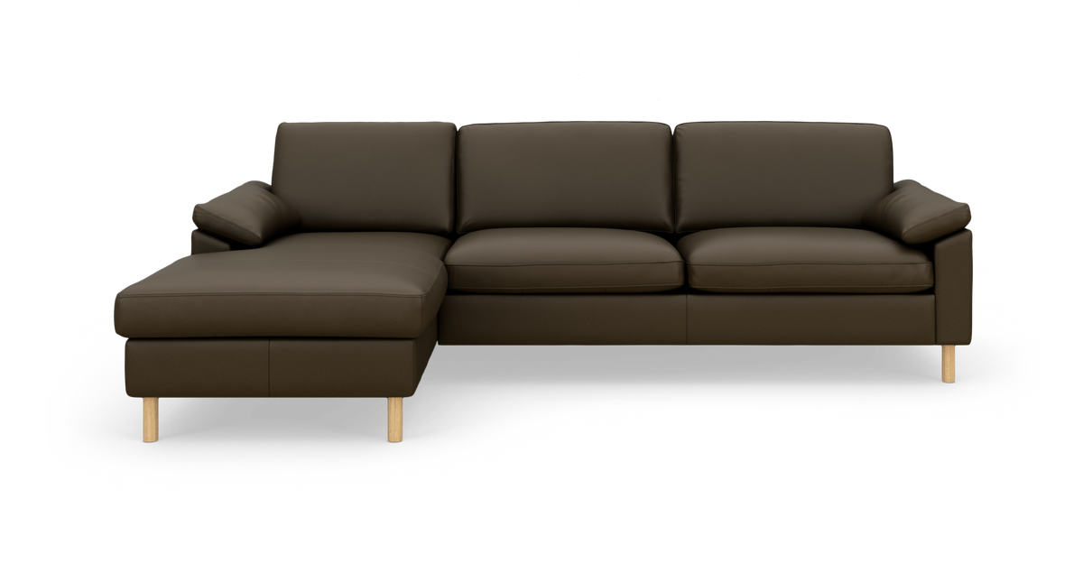 Hjørnesofa med venstrevendt chaiselong i mørkebrunt læder og lyse træben, fotograferet forfra.