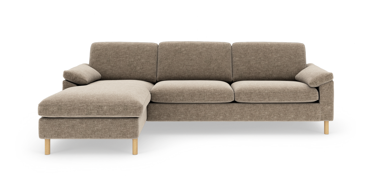 Modulsofa med venstrevendt chaiselong i beige stof og lyse træben, set forfra på hvid baggrund.