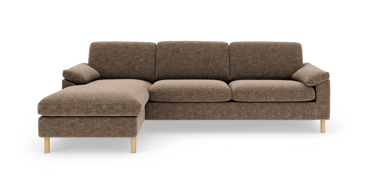 Brun hjørnesofa med venstre chaiselong i stof og lyse træben, frilagt på hvid baggrund.
