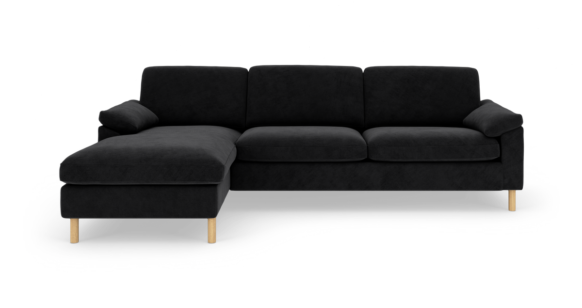 Sort hjørnesofa med venstre chaiselong og lyse træben på hvid baggrund.
