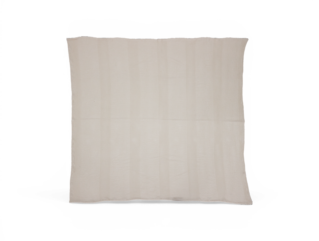 Beige strikket plaid med diskrete lodrette striber, frilagt på hvid baggrund.
