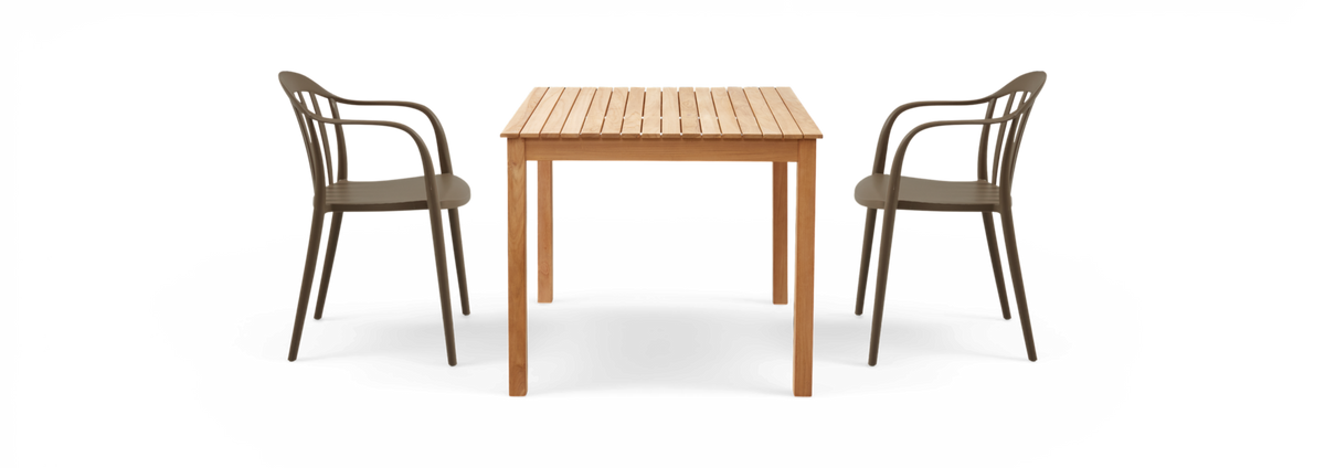 Ribbet træbord med to taupefarvede stole, fritlagt på hvid baggrund.