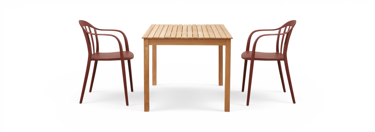 Ribbet træbord med to terrakottafarvede stole, fritlagt produktbillede forfra.
