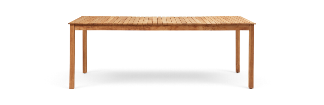 Rektangulært teakbord med lamel-bordplade, frilagt mod transparent baggrund.