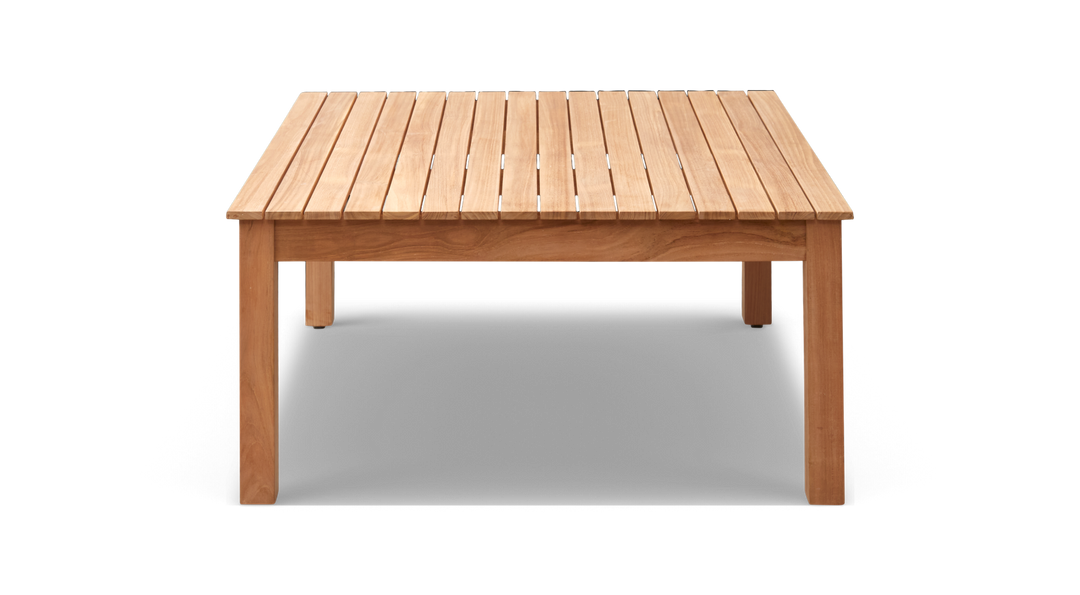 Rektangulært bord i lyst teak med lamel-bordplade, frontal vinkel på hvid baggrund.
