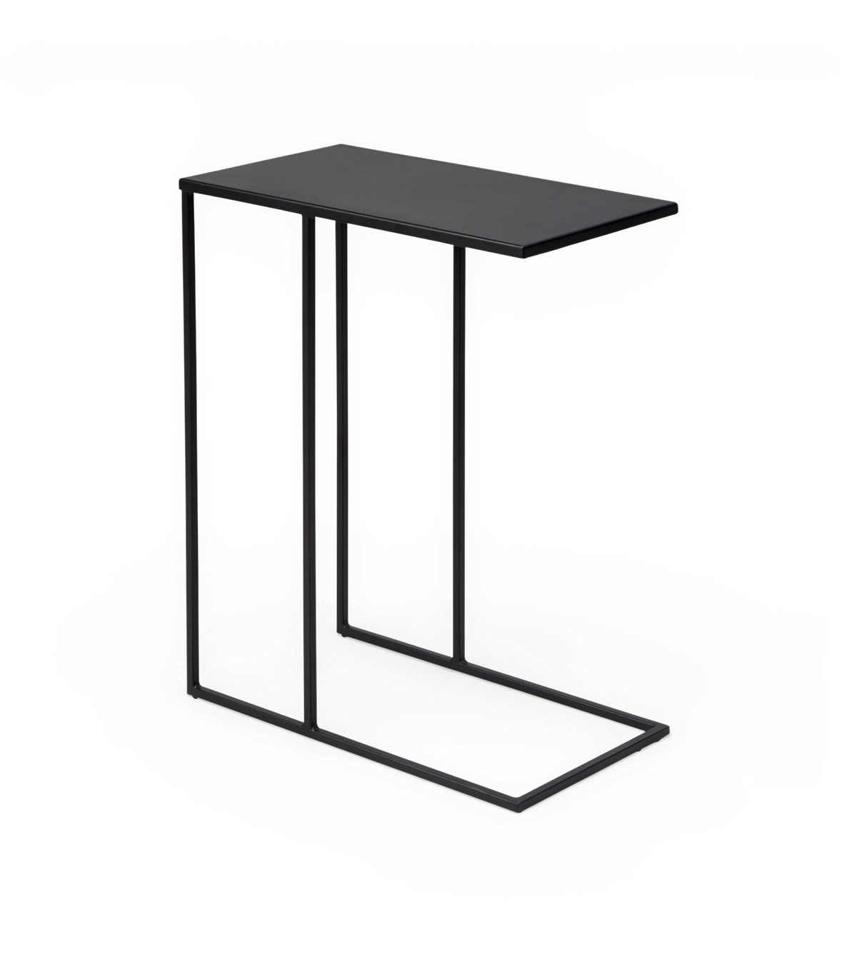 Sort C-formet sidebord i metal med slank rektangulær plade og åben base, der kan skubbes ind under sofa eller lænestol.
