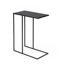 Sort C-formet sidebord i metal med slank rektangulær plade og åben base, der kan skubbes ind under sofa eller lænestol.