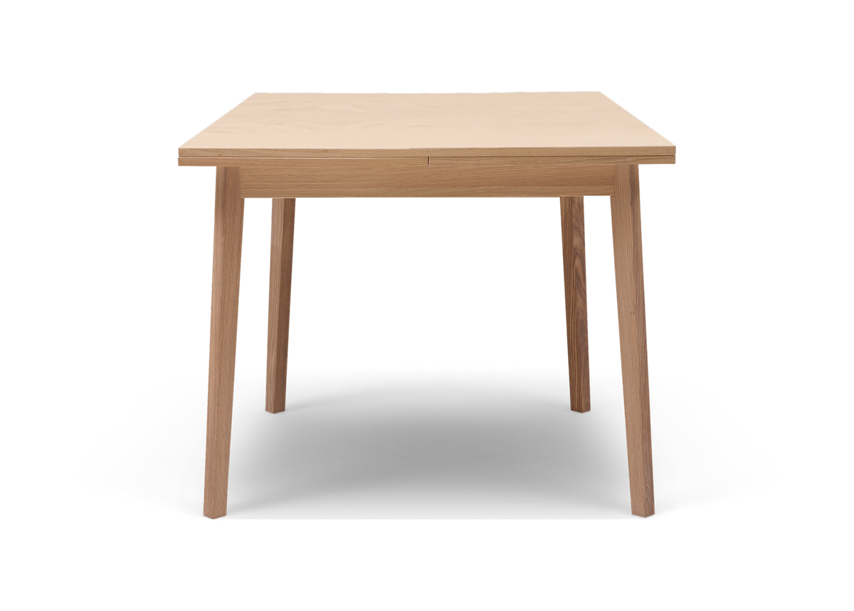 Frontvisning af et minimalistisk spisebord i lys eg mod hvid baggrund.