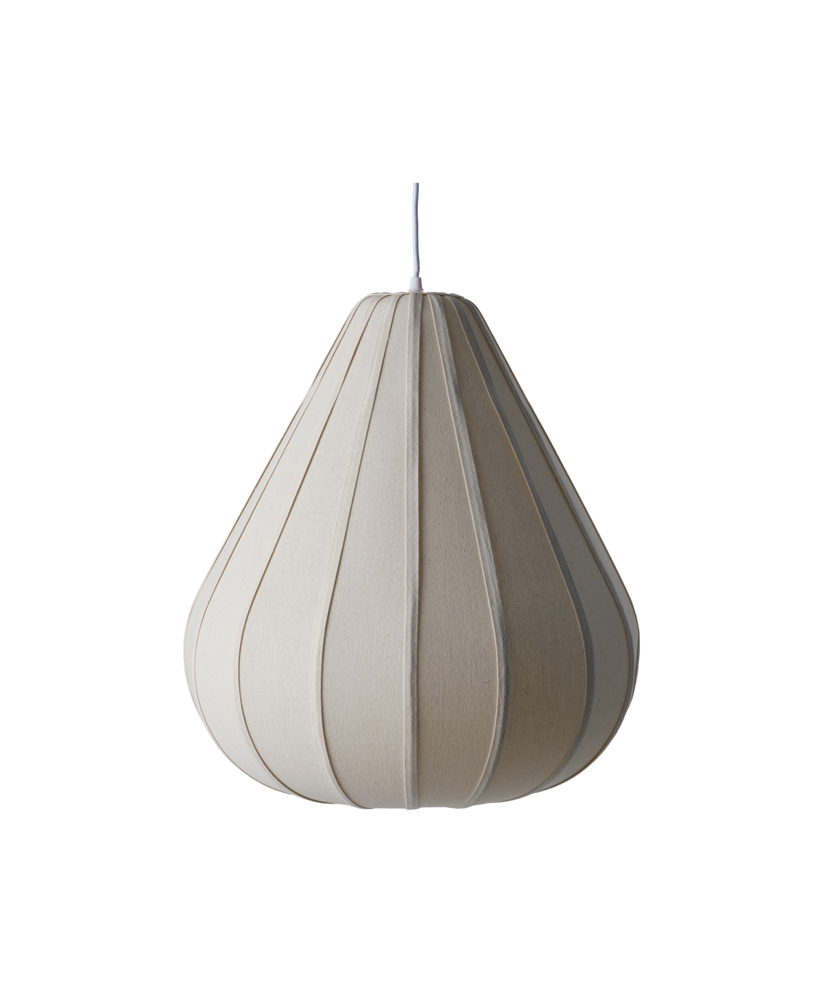 Beige dråbeformet pendellampe med stofpaneler og hvid ledning, frilagt på hvid baggrund.