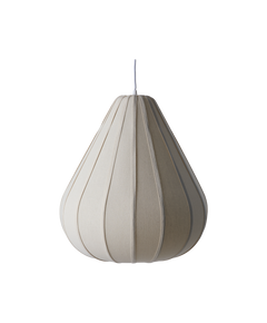 Beige dråbeformet pendellampe med stofpaneler og hvid ledning, frilagt på hvid baggrund.