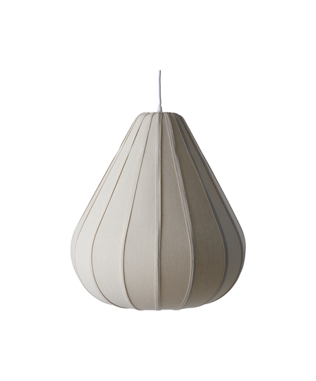 Beige dråbeformet pendellampe med stofpaneler og hvid ledning, frilagt på hvid baggrund.
