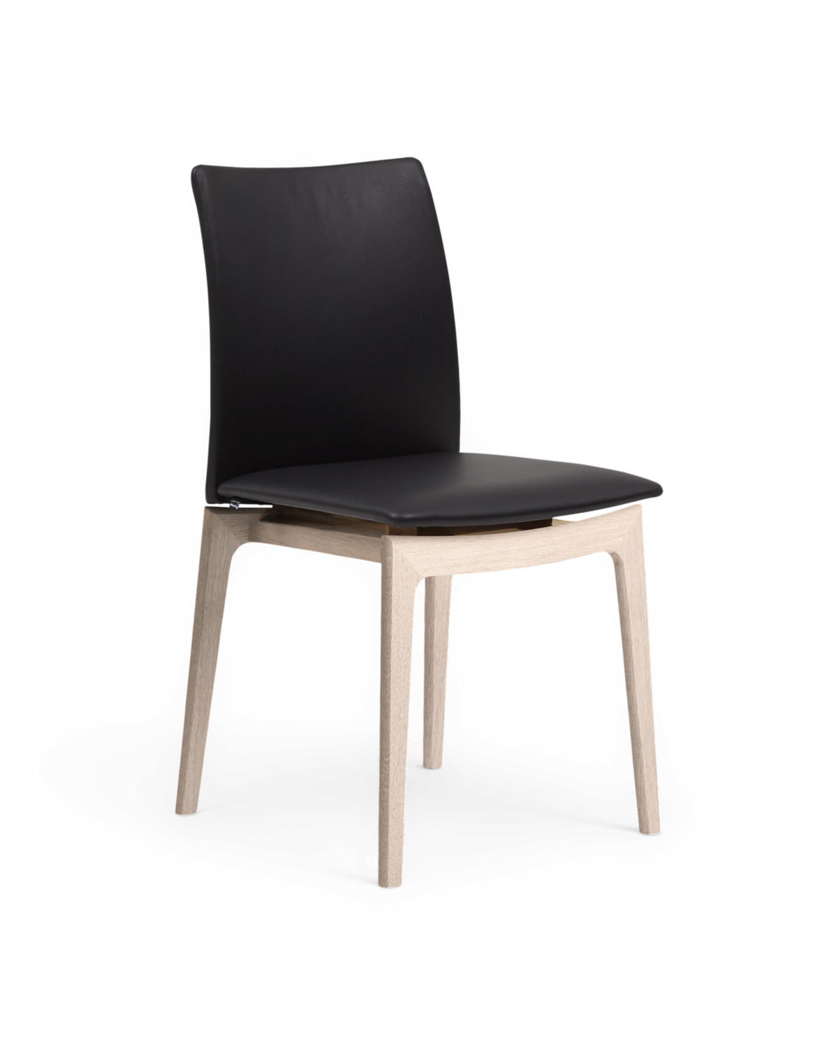 Sort læderstol med lyst egetræsstel, frilagt produktfoto i let vinkel.