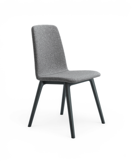 Grå polstret spisebordsstol med mørkegrå ben i moderne design, set i trekvart vinkel.