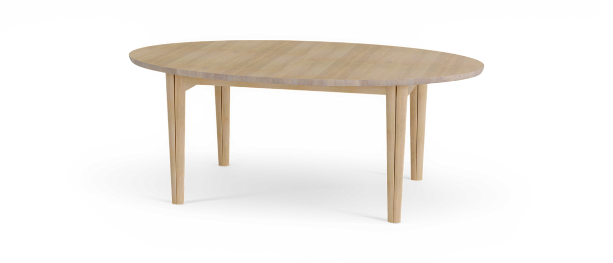 Ovalt spisebord i lyst træ med tilspidsede ben, fritlagt baggrund.