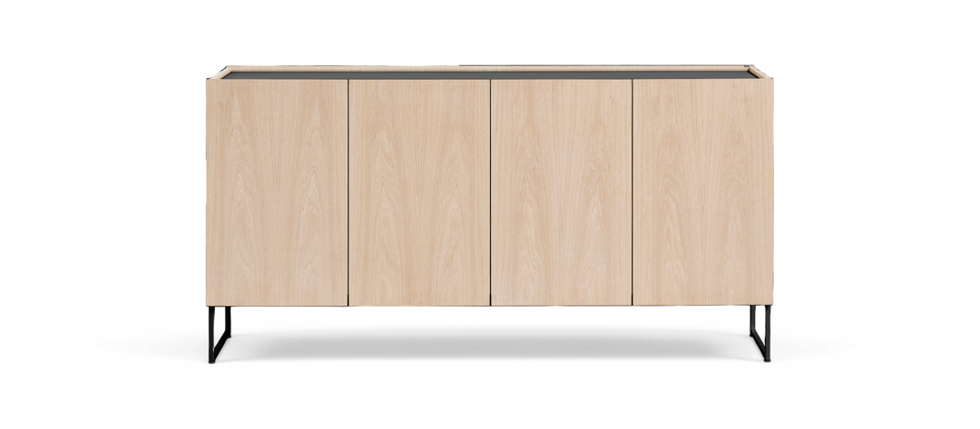 Lys egetræsskab/sideboard med fire glatte låger på sorte metalben, frontview fritlagt på hvid baggrund.