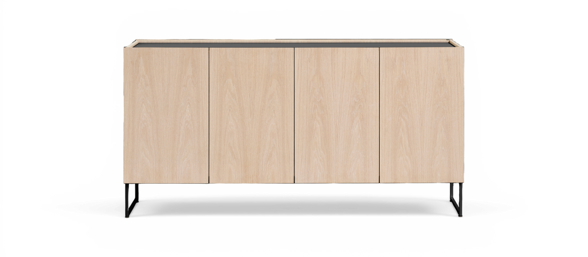 Lys egetræsskab/sideboard med fire glatte låger på sorte metalben, frontview fritlagt på hvid baggrund.