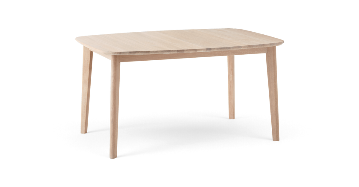 Rektangulært spisebord i lys eg med afrundede hjørner og slanke ben.