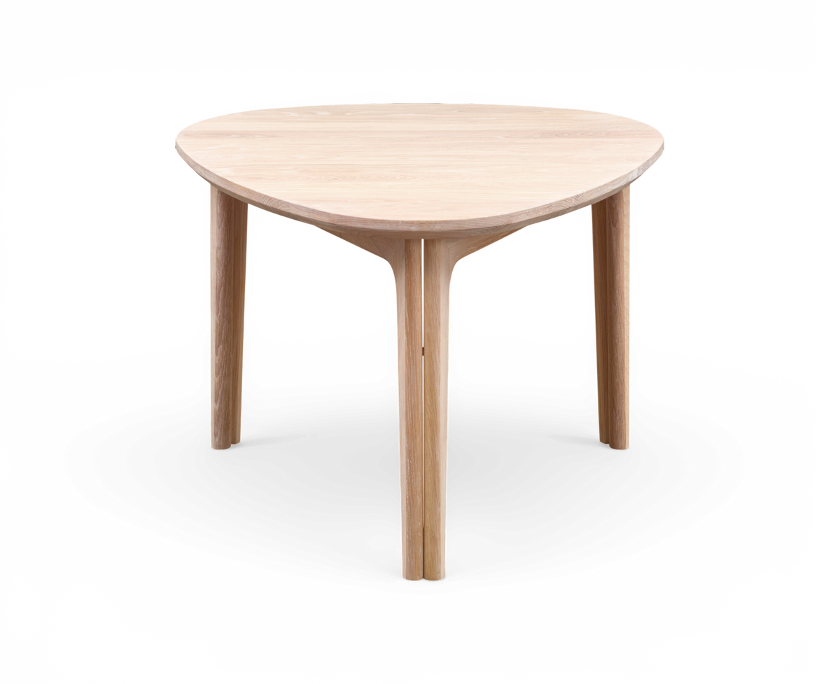 Rundet trekantet sidebord i lys eg med tre ben.