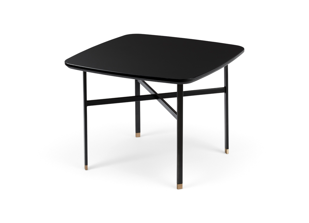 Sort kvadratisk sofabord med afrundede hjørner og slanke metalben.