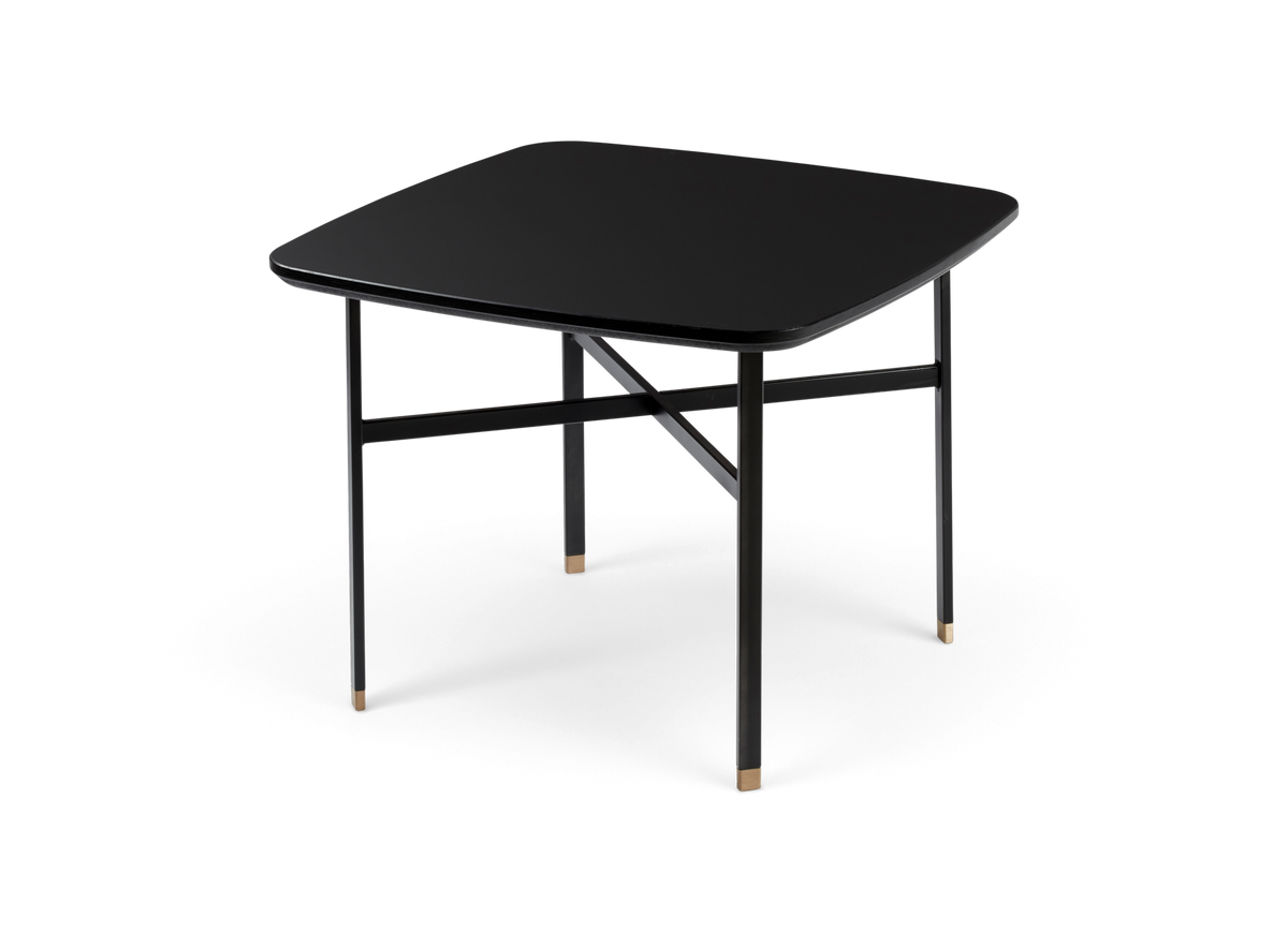 Sort kvadratisk sofabord med afrundede hjørner og slanke metalben.