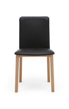Sort stol med sæde og ryg i læderlook og ben i eg, set forfra – minimalistisk spisebordsstol.