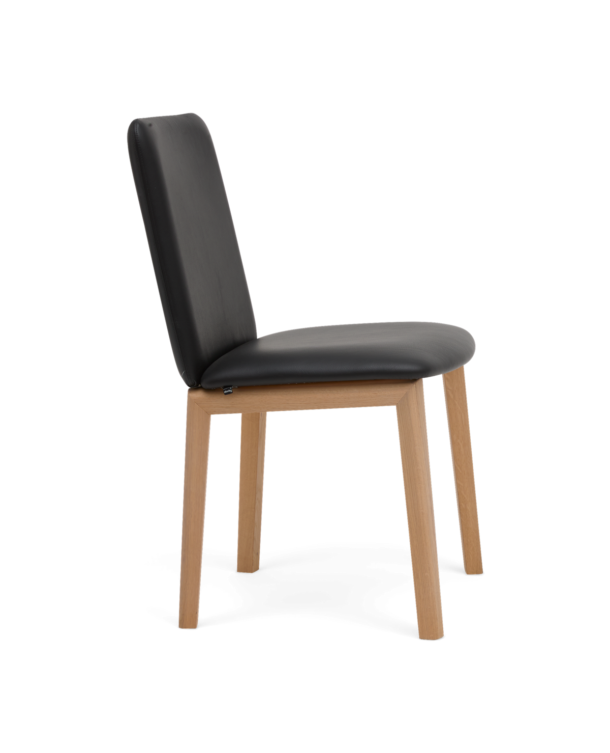 Sidevisning af en sort polstret stol med lyse træben på hvid baggrund.