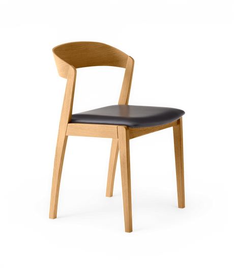 Spisestuestol i eg med sort sæde, frilagt i 3/4-vinkel.