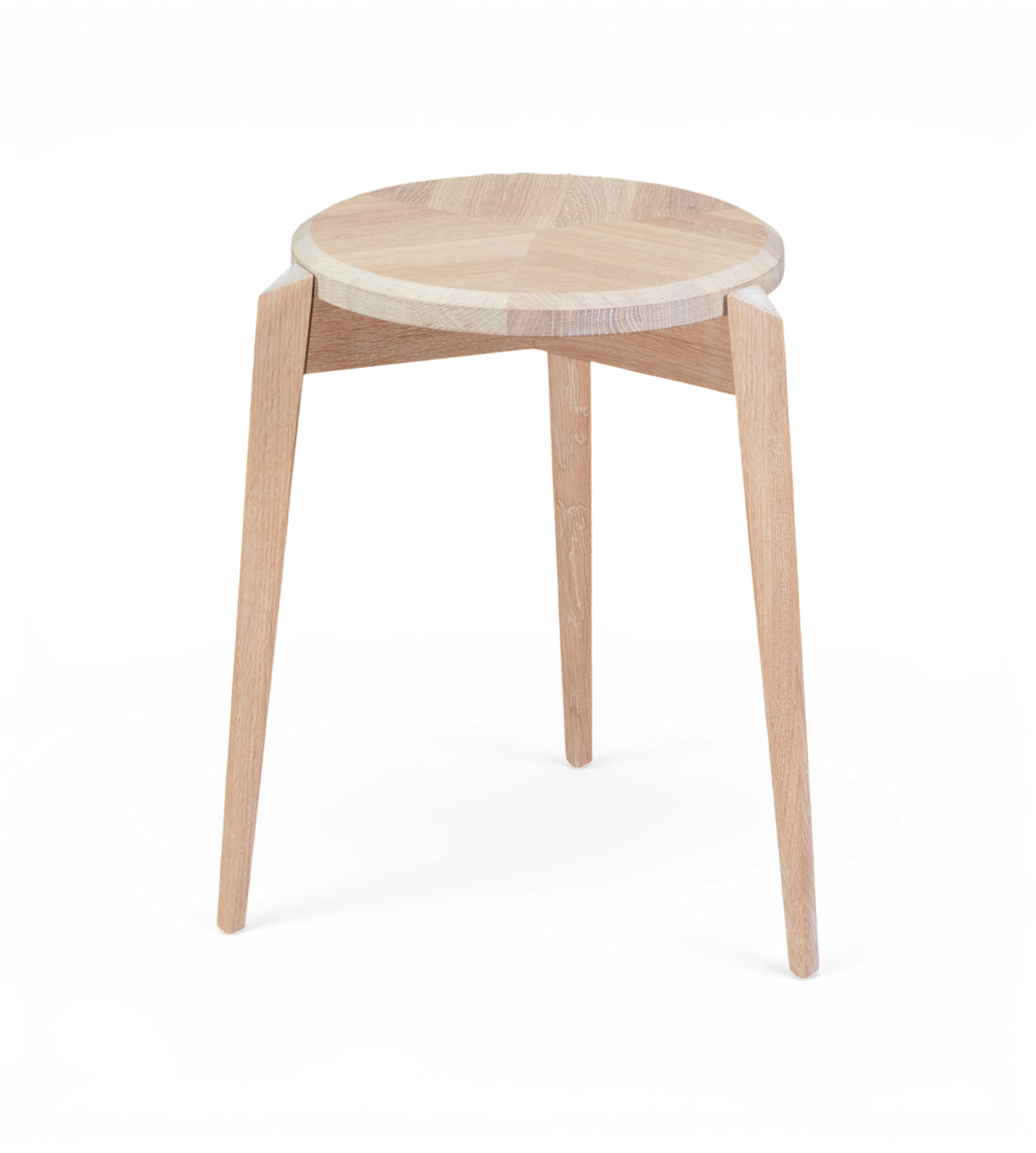 Lille rundt sidebord/skammel i lyst træ med tre ben, frilagt på hvid baggrund.