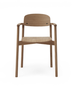 Minimalistisk armstol i eg med rundet ryglæn og armlæn, frilagt forfra.