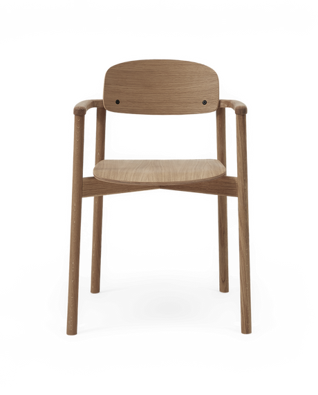 Minimalistisk armstol i eg med rundet ryglæn og armlæn, frilagt forfra.