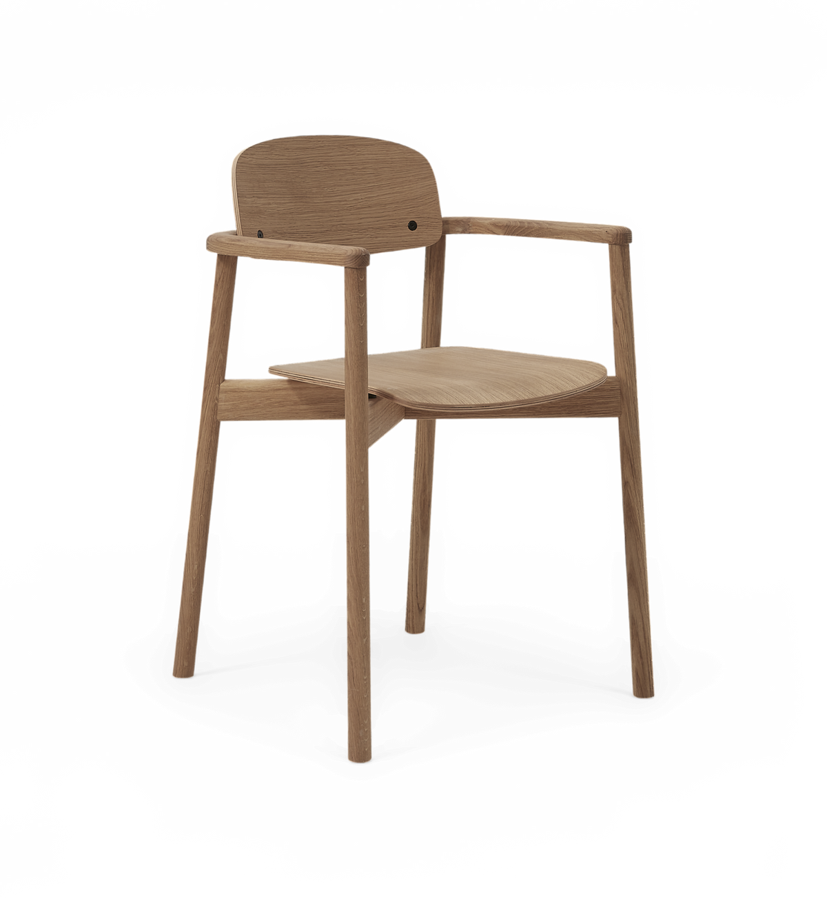 Træstol med armlæn i lys eg, minimalistisk design set skråt forfra.
