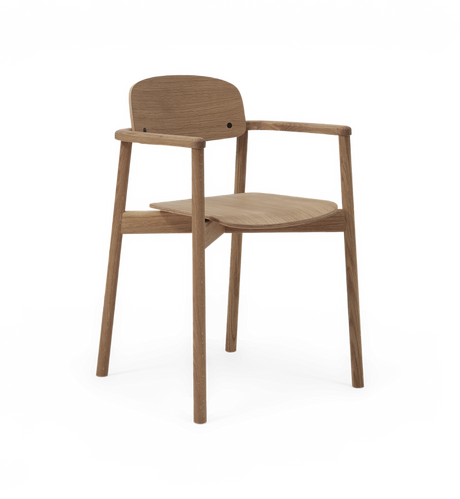 Træstol med armlæn i lys eg, minimalistisk design set skråt forfra.