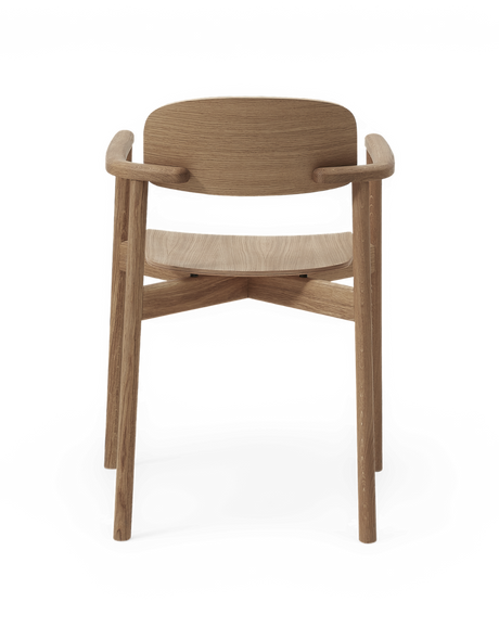 Stol i lys eg med afrundet ryg og armlæn, minimalistisk skandinavisk design.