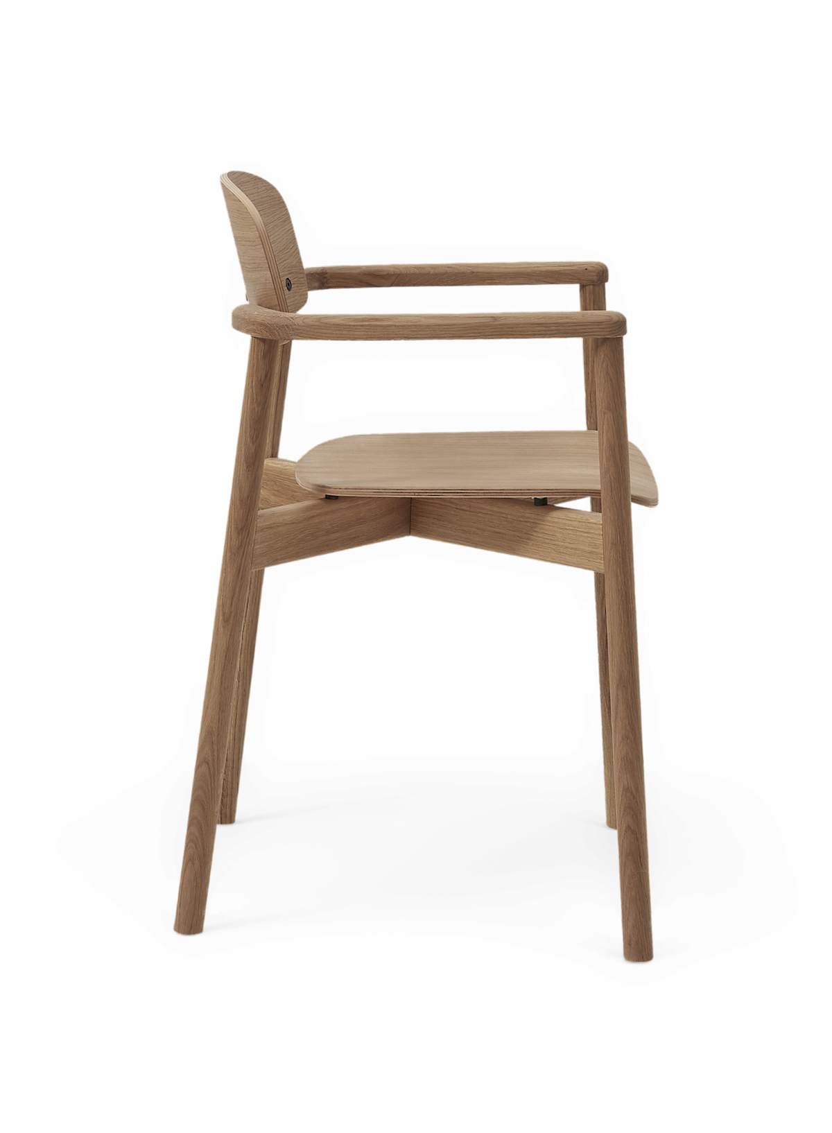 Sidevisning af minimalistisk stol i lys eg med armlæn.