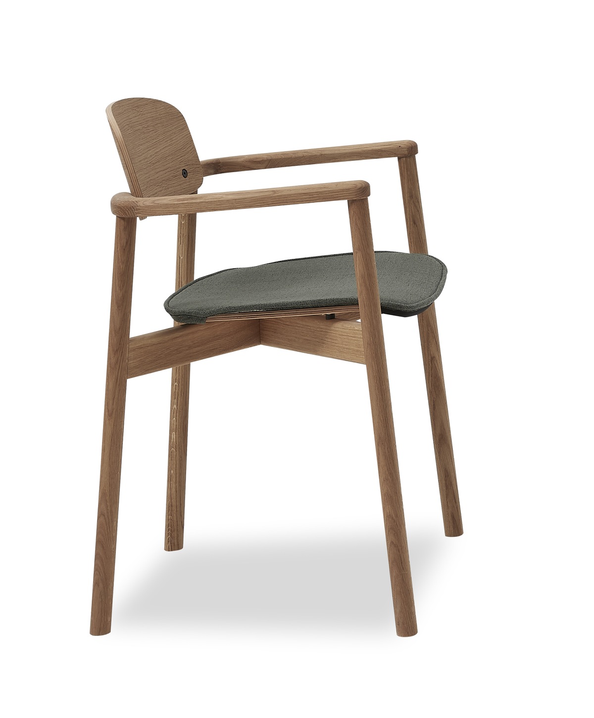 Minimalistisk træstol med armlæn og gråt sæde på hvid baggrund.
