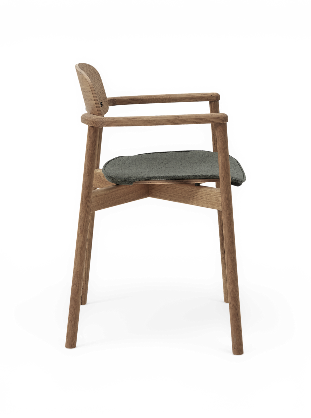 Sidevisning af en moderne stol i eg med armlæn og gråt sæde.