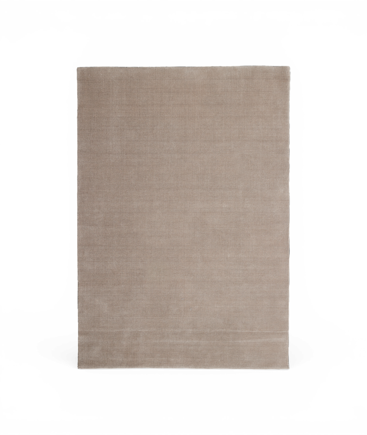 Beige rektangulært tæppe på hvid baggrund.
