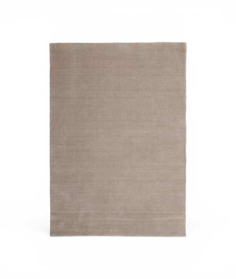 Beige rektangulært tæppe på hvid baggrund.