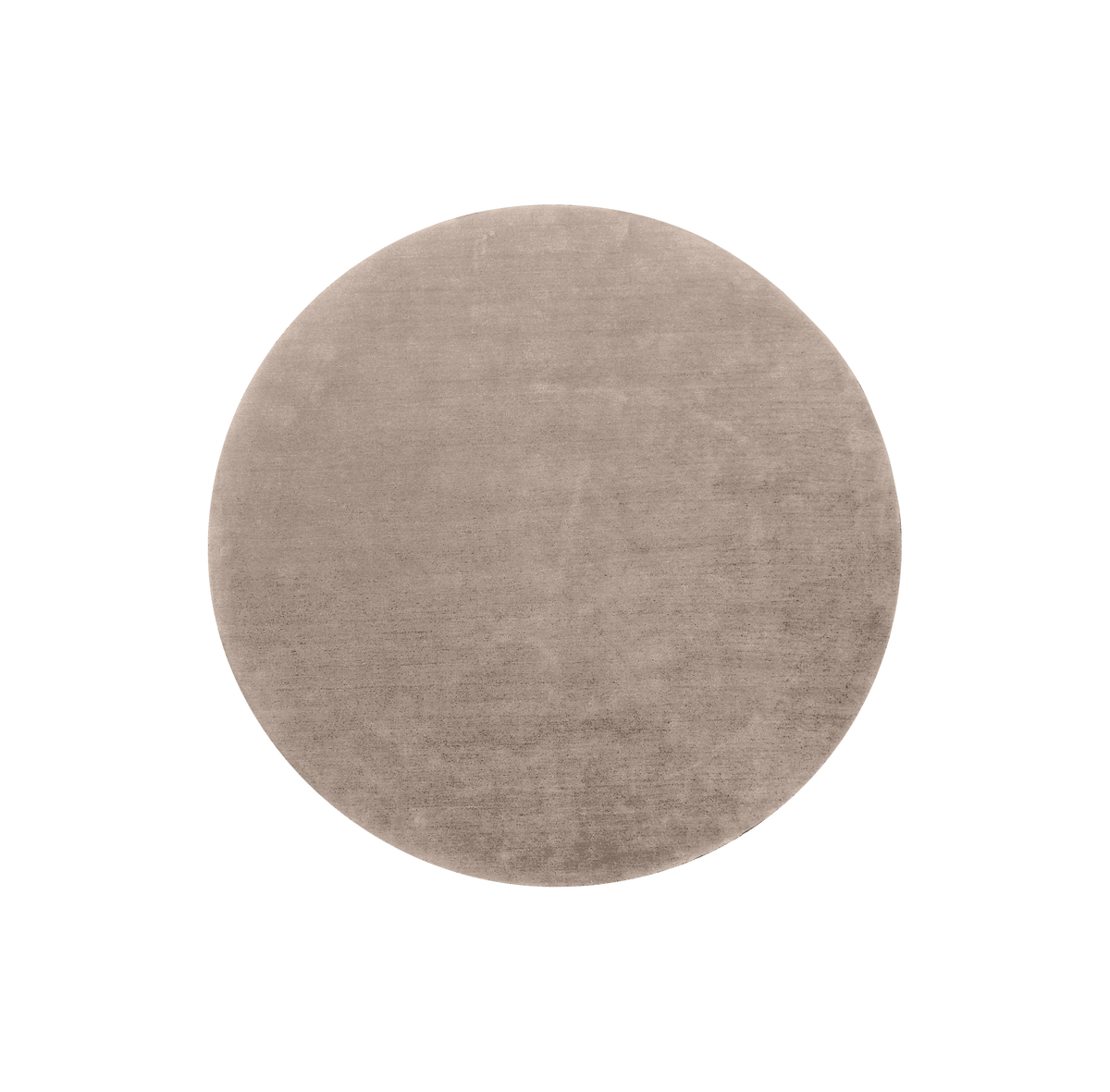 Rundt beige tæppe med blød, velourlignende tekstur på hvid baggrund.
