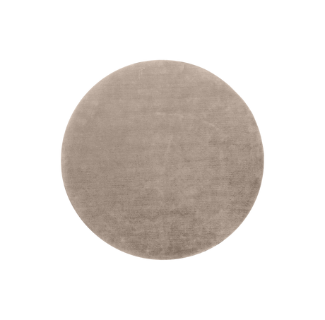 Rundt beige tæppe med blød, velourlignende tekstur på hvid baggrund.