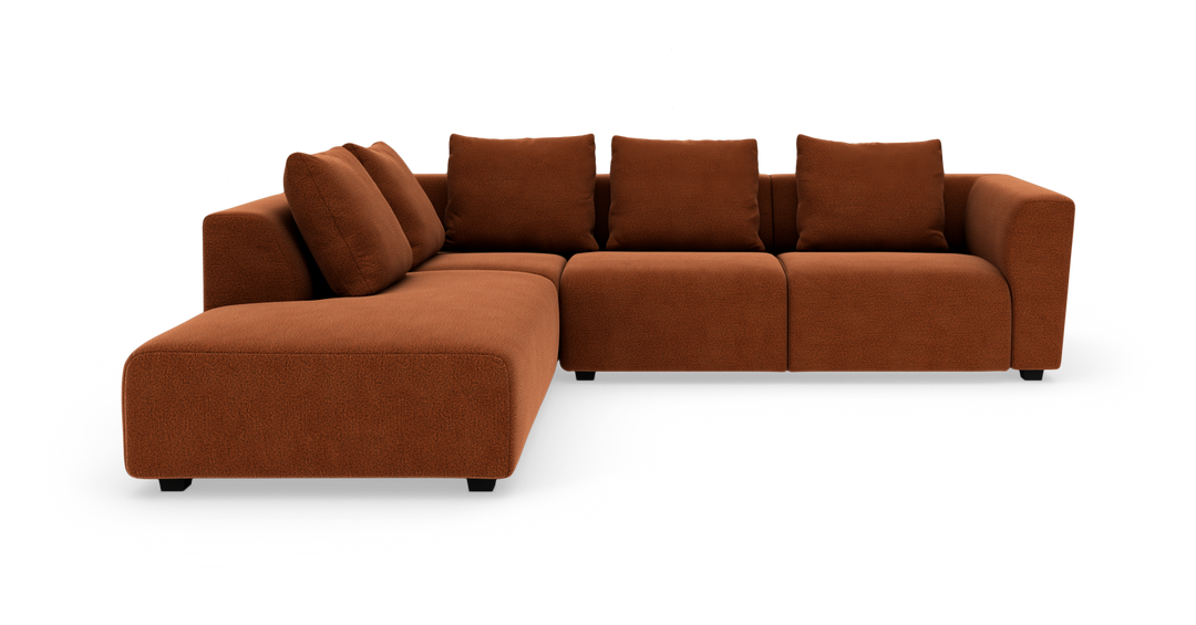 Modulær hjørnesofa i rustbrunt stof med venstrevendt chaiselong, frilagt på hvid baggrund.