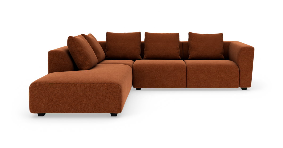 Modulær hjørnesofa i rustbrunt stof med venstrevendt chaiselong, frilagt på hvid baggrund.