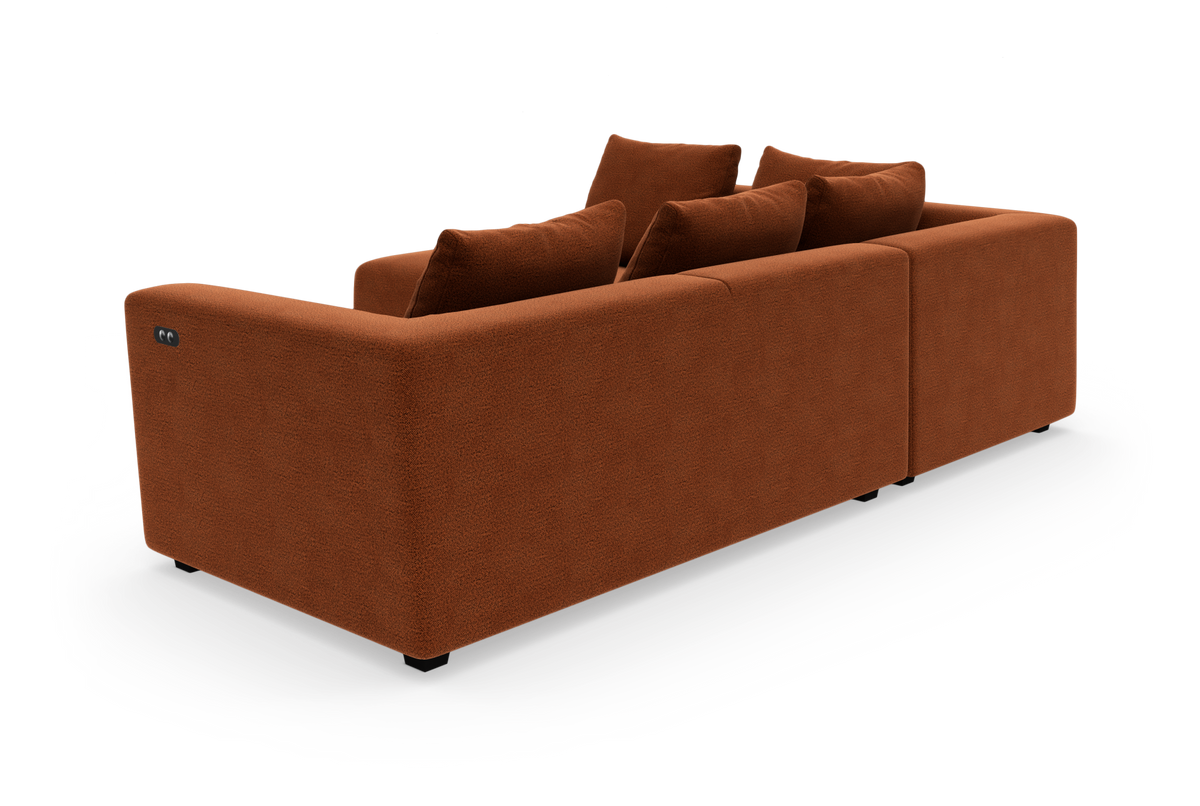 Modulsofa i rust-rød bouclé set bagfra i studieopstilling.