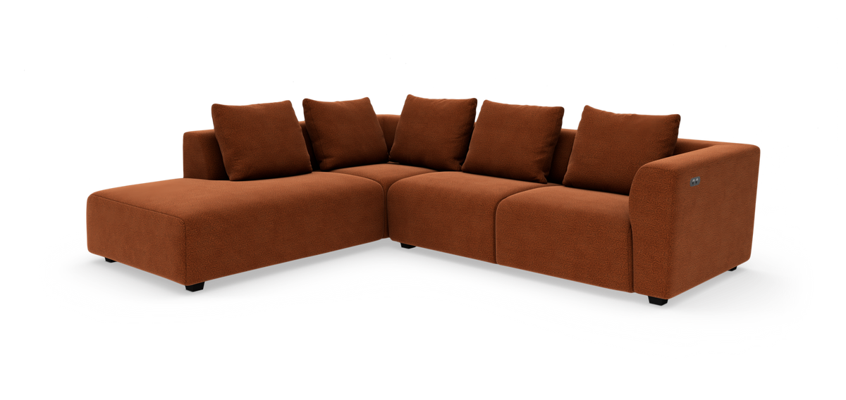 Modulsofa i L-form med venstrevendt chaiselong i rustfarvet stof, frilagt produktbillede.