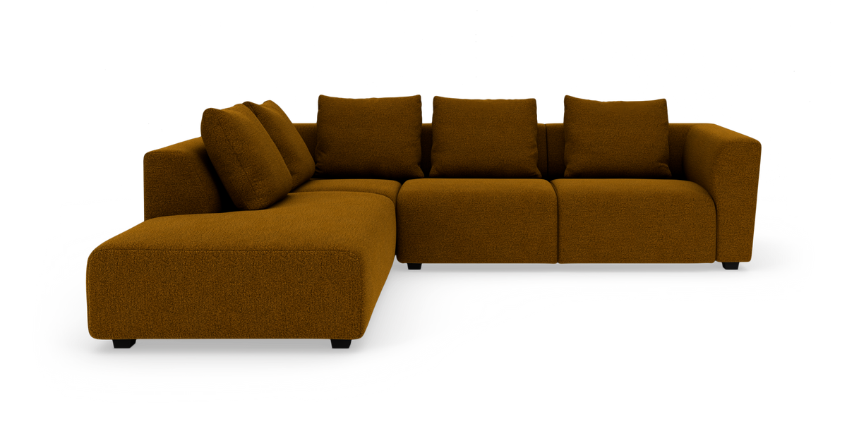 Modulær hjørnesofa i okkergul tekstil med venstre chaiselong, vist i studie på hvid baggrund.